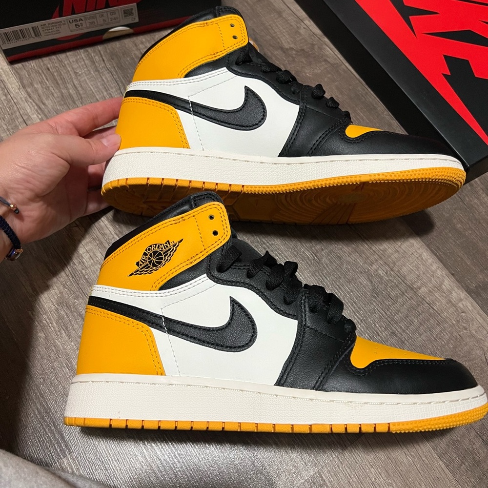 Nike Air Jordan 1 GS Black and Red Box